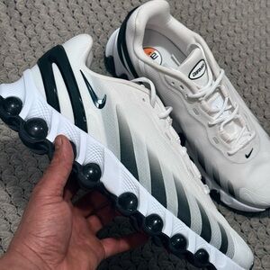 Nike Men's White and Dark Green Athletic Shoes